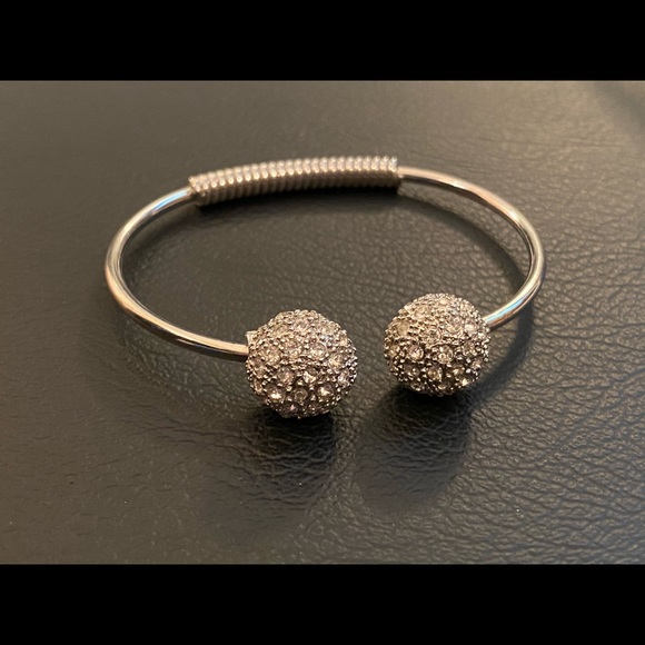 Jewelry - Silver cuff with sparkly ends🌟